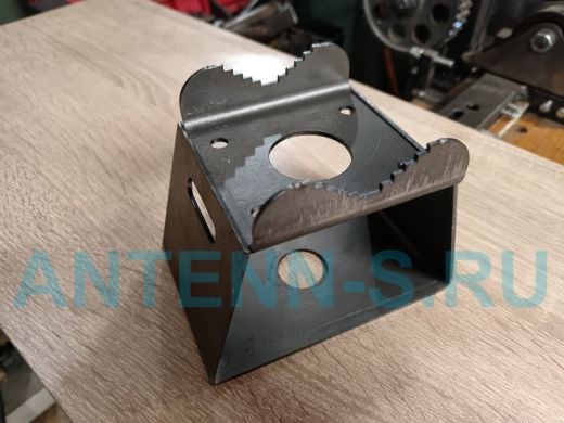 Кронштейн универсальный на трубу 15...51мм для камер с отверстием 32 