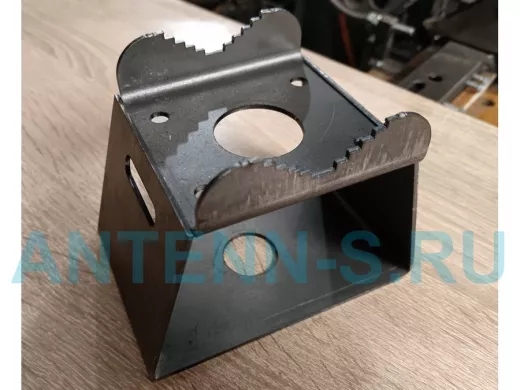 Кронштейн универсальный на трубу 15...51мм для камер с отверстием 32 